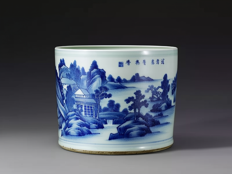 一件清代的青花瓷器，其表面绘有精美的山水画，瓷器的釉色光泽温润，透出岁月的沉淀和历史的痕迹，每一笔每一划都显得那么细腻而生动。